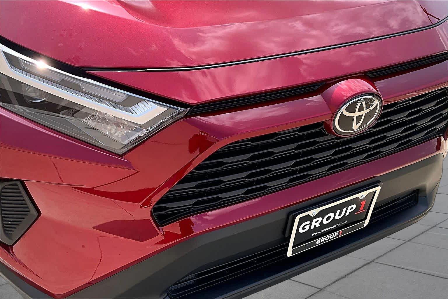 Used 2025 Ruby Flare Pearl Toyota XLE image 30
