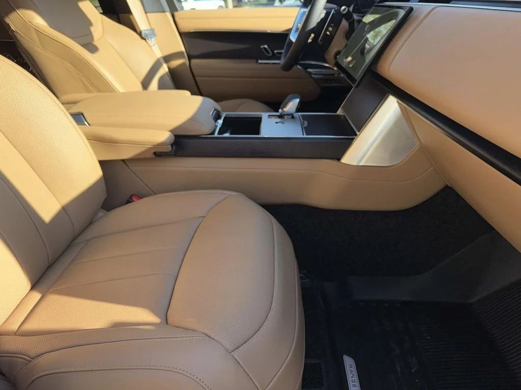 New 2026 Santorini Black Land Rover SE image 7