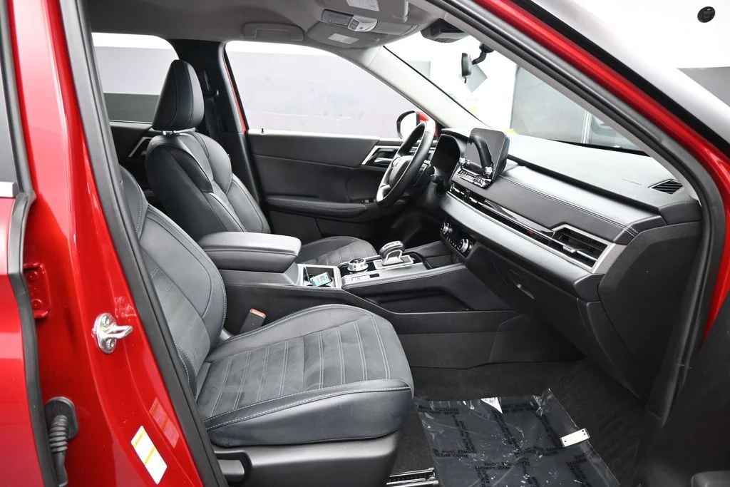 Used 2024 Red Mitsubishi SE Black Edition image 37