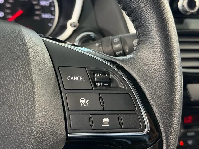 Used 2025 Silver Mitsubishi SE image 19