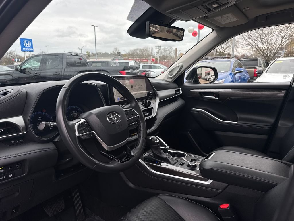 Used 2023 Gray Toyota Platinum image 16