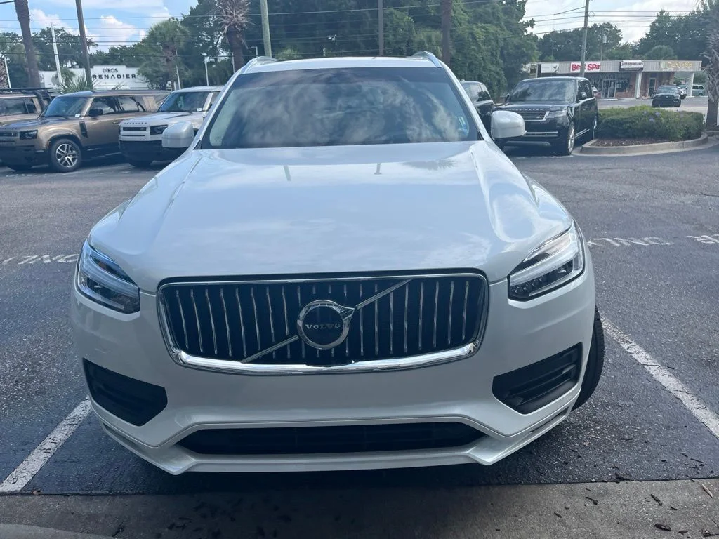 Used 2022 Crystal White Volvo T6 Momentum image 3