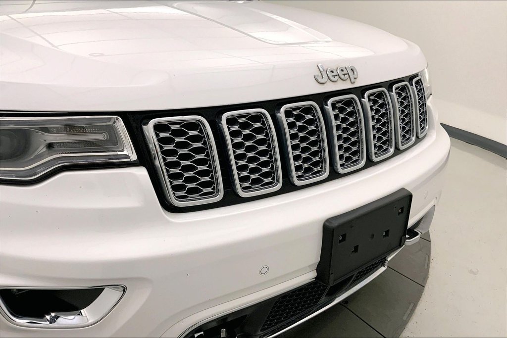 Used 2018 Ivory Jeep Overland image 29