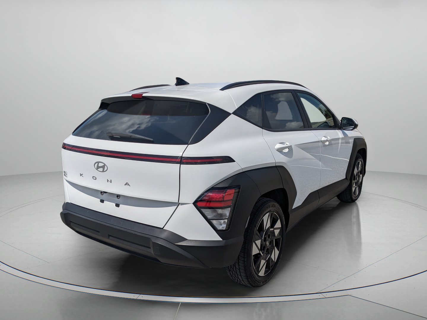 Used 2025 Atlas White Hyundai SEL image 6