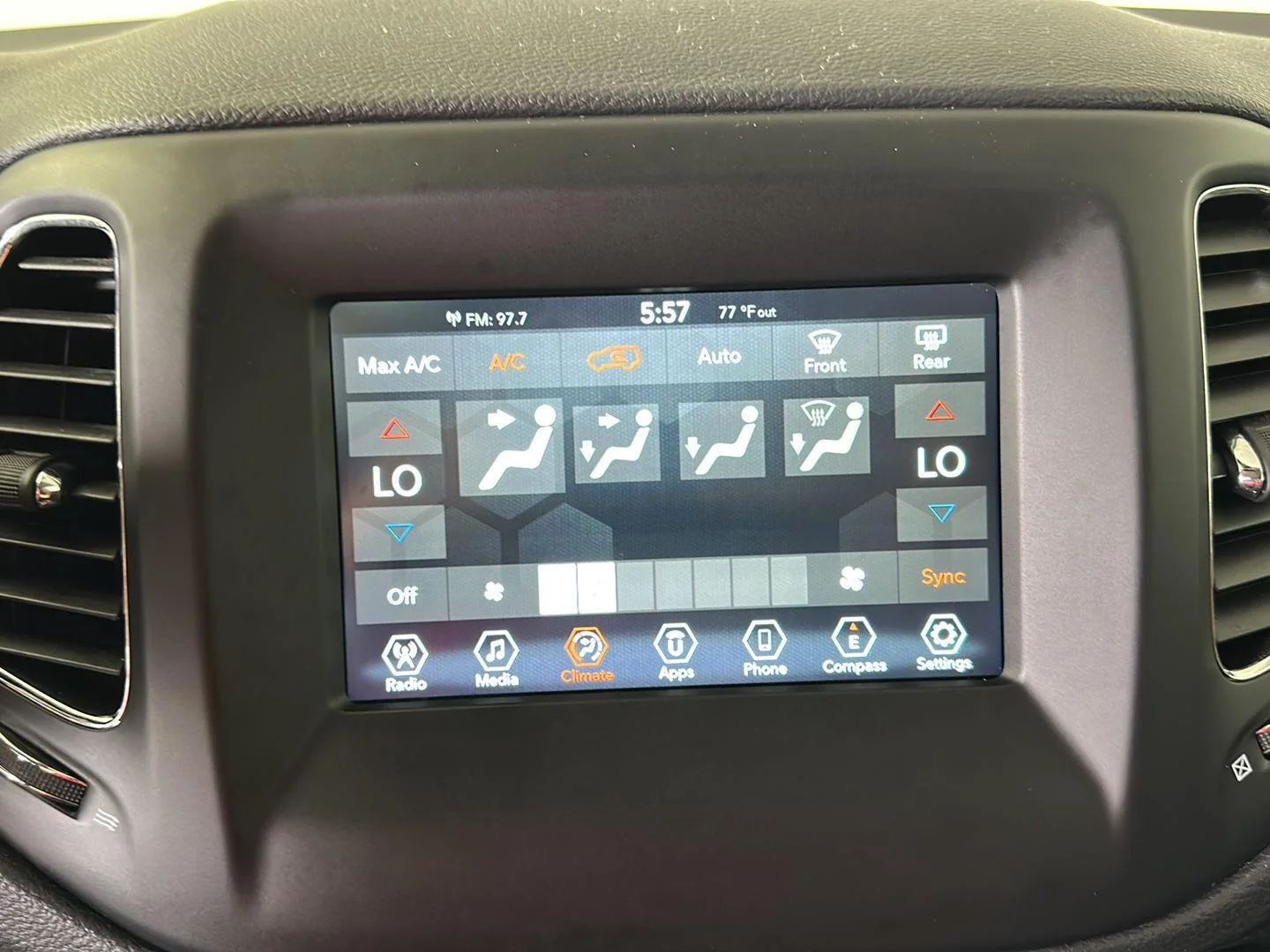 Used 2020 Diamond Black Crystal Pearlcoat Jeep Latitude image 16