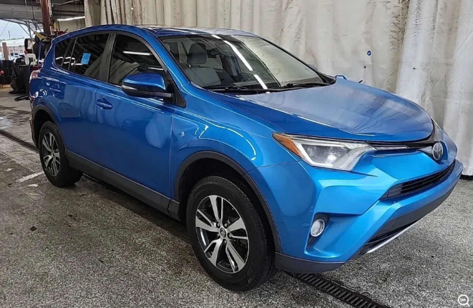 Used 2018 Electric Storm Blue Toyota XLE image 4