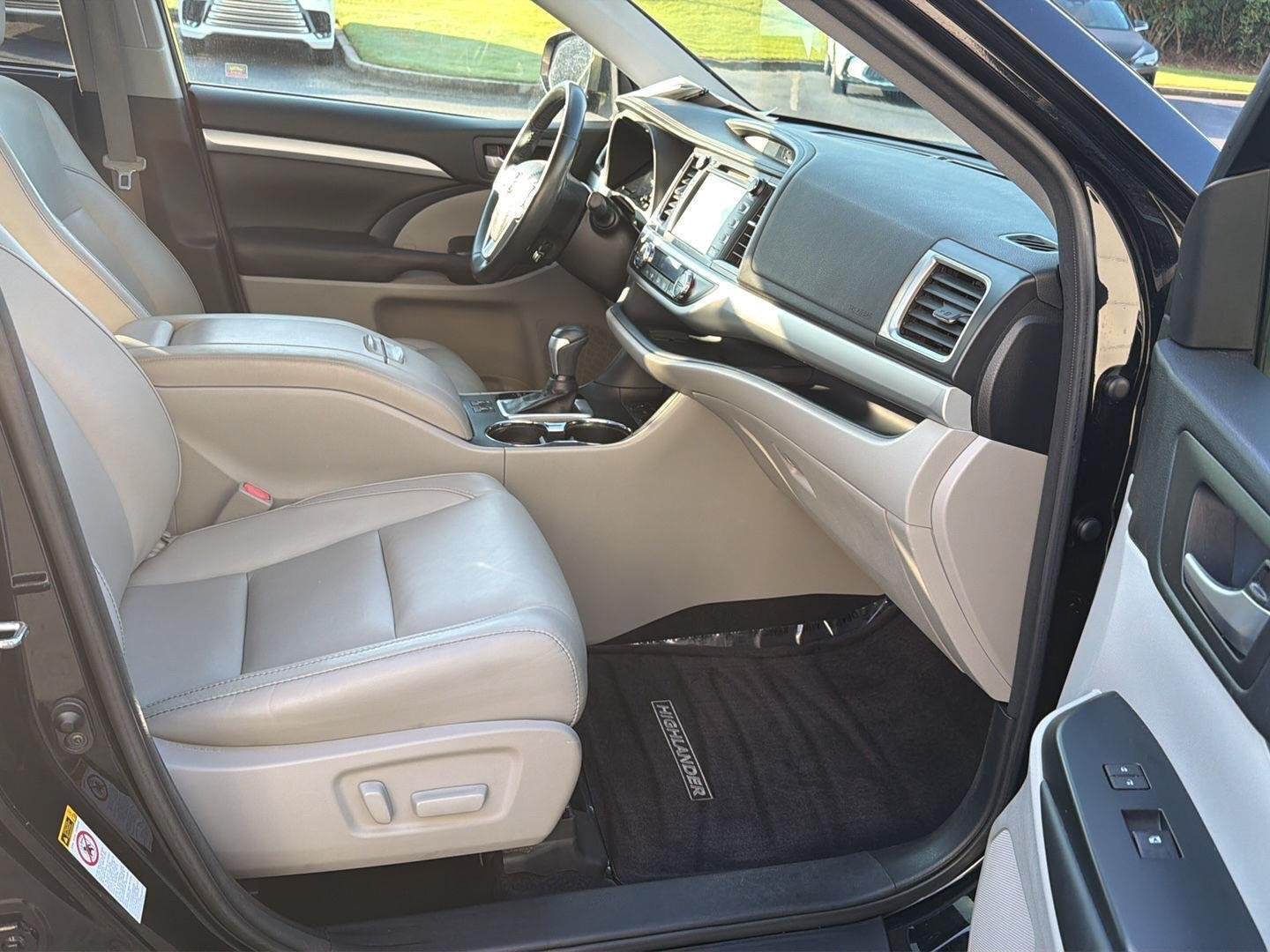 Used 2017 Midnight Black Metallic Toyota XLE image 13
