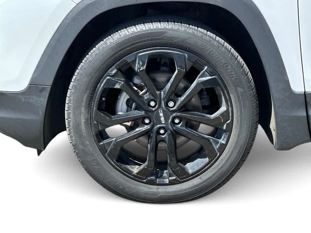 Used 2021 White GMC SLE image 8