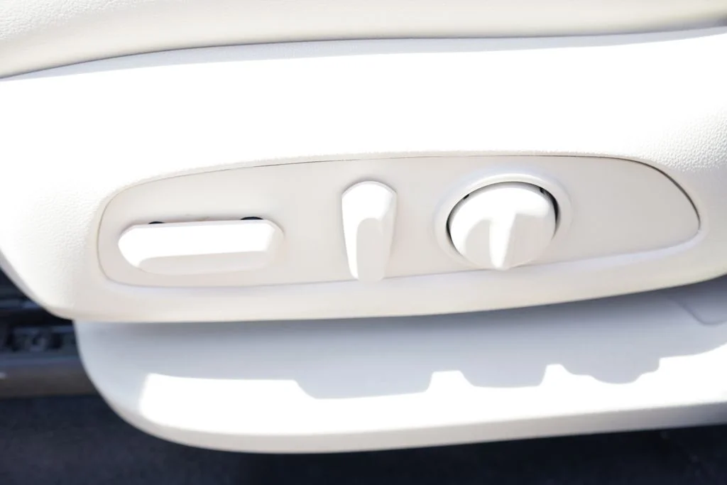 Used 2024 White Frost Tricoat Buick Essence image 26
