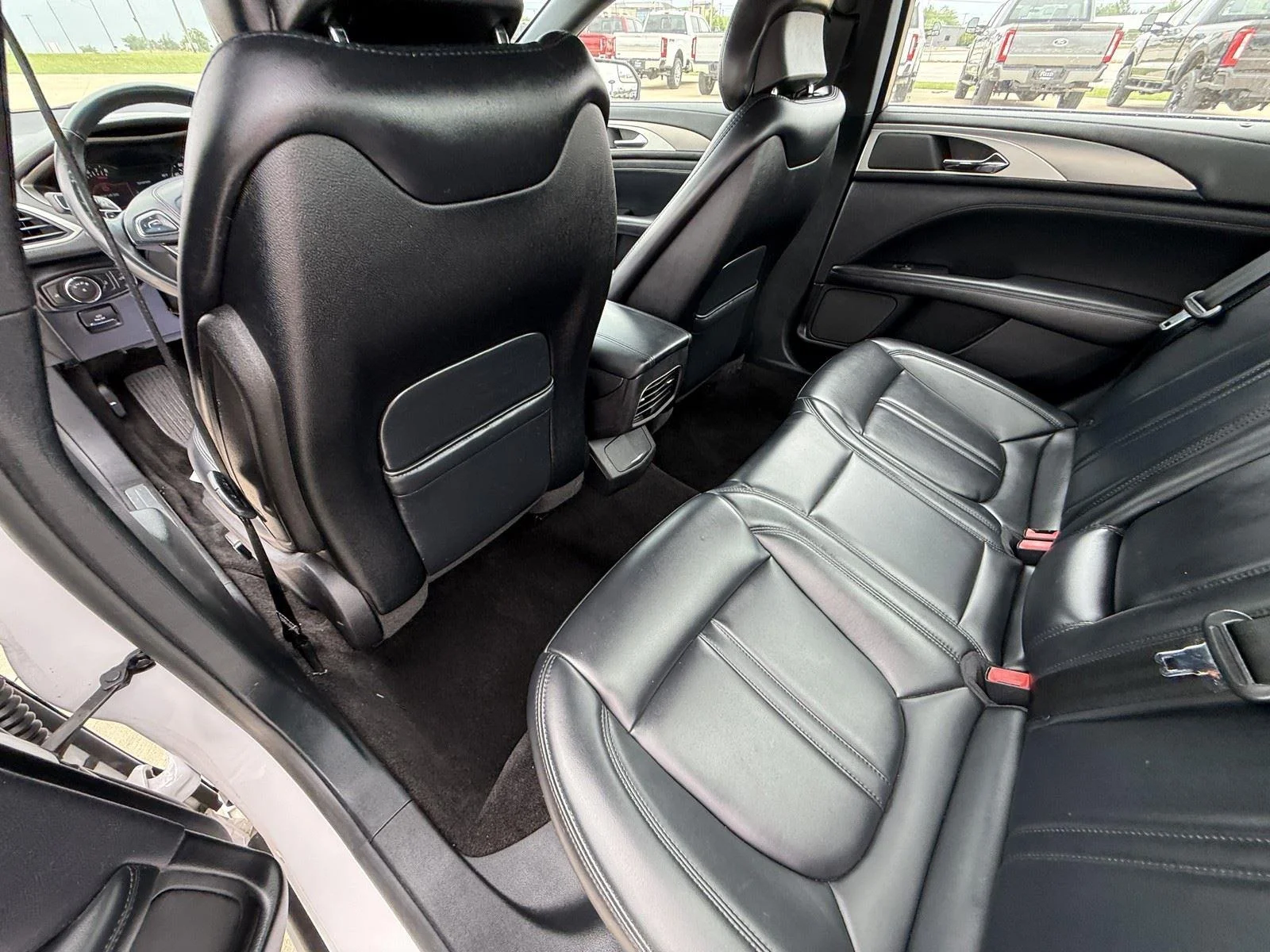 Used 2017  LINCOLN PREMIERE FWD image 25