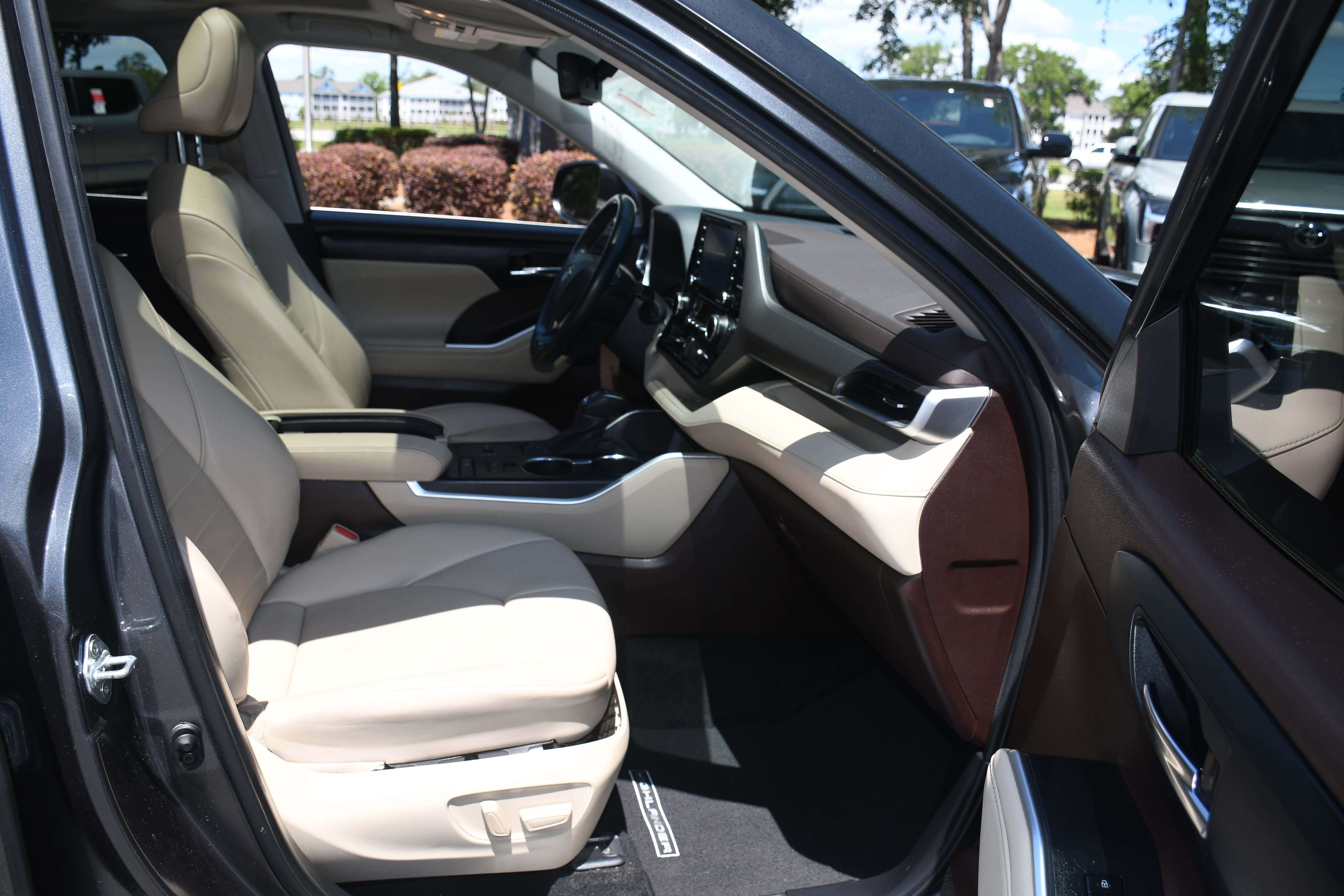 Used 2022 Gray Toyota XLE image 21