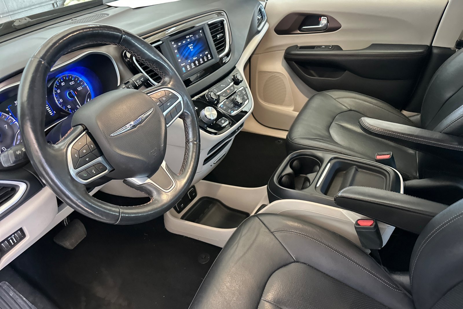 Used 2019 Black Chrysler Touring L image 9