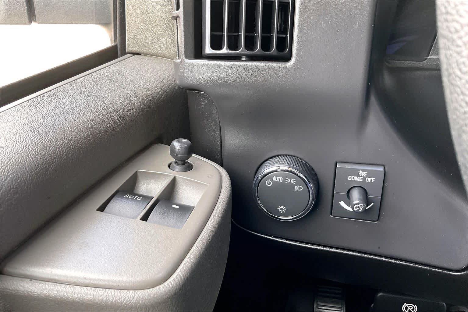Used 2025 Summit White Chevrolet  image 30