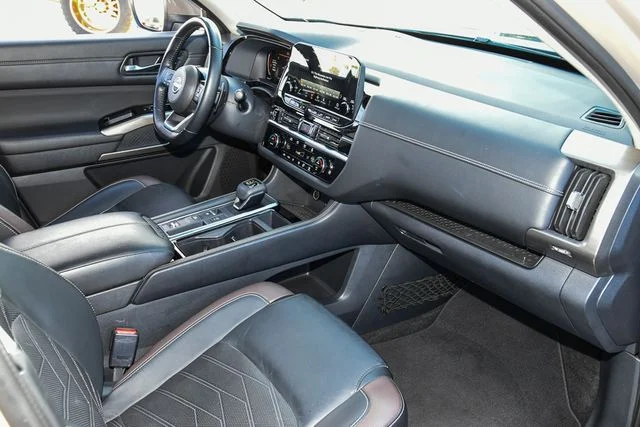 Used 2025 White Nissan Platinum image 25