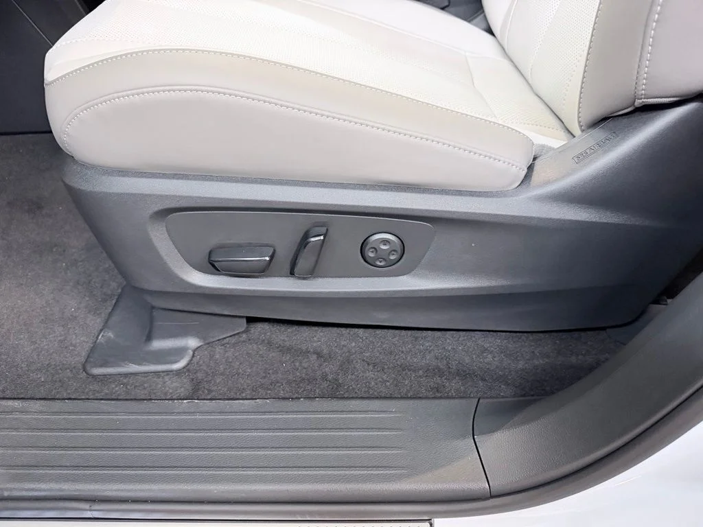New 2027 RADIANT WHITE INFINITI Luxe FWD image 12