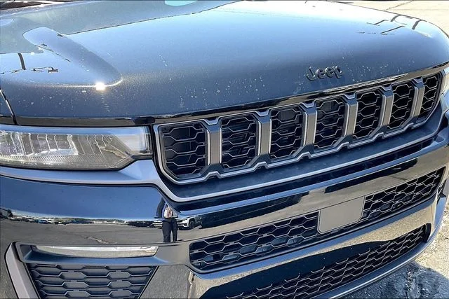 New 2026 Diamond Black Crystal Pearl-Coat Exterior Paint Jeep Limited image 35