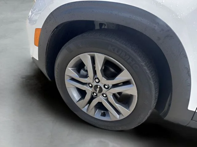 Used 2022 White Kia S image 21