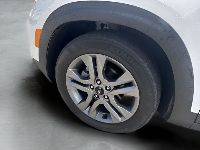 Used 2022 White Kia S image 21