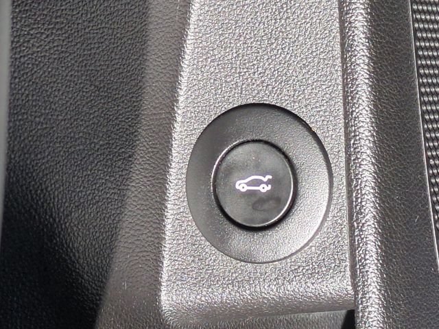 Used 2017 WHITE FROST TRICOAT Buick Essence image 32