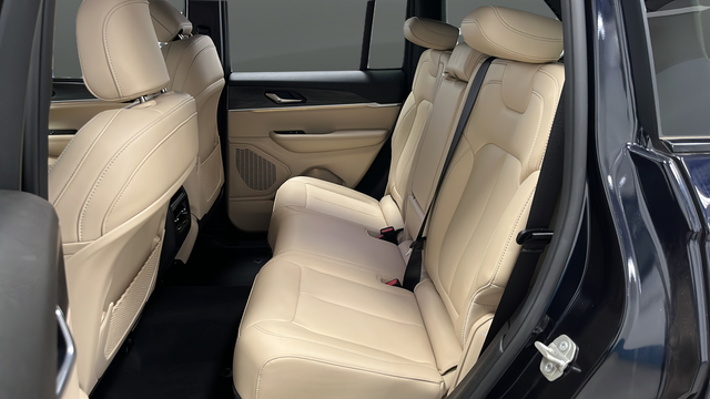 Used 2024 Midnight Sky Jeep Limited image 23
