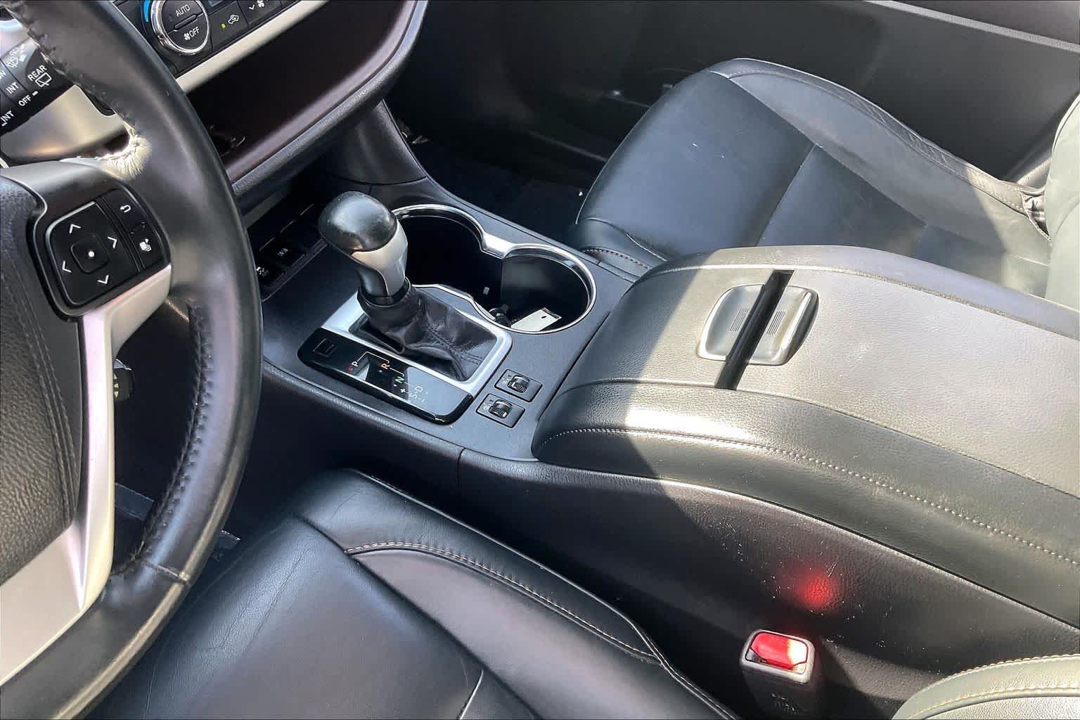 Used 2016 Blizzard Pearl Toyota XLE image 17