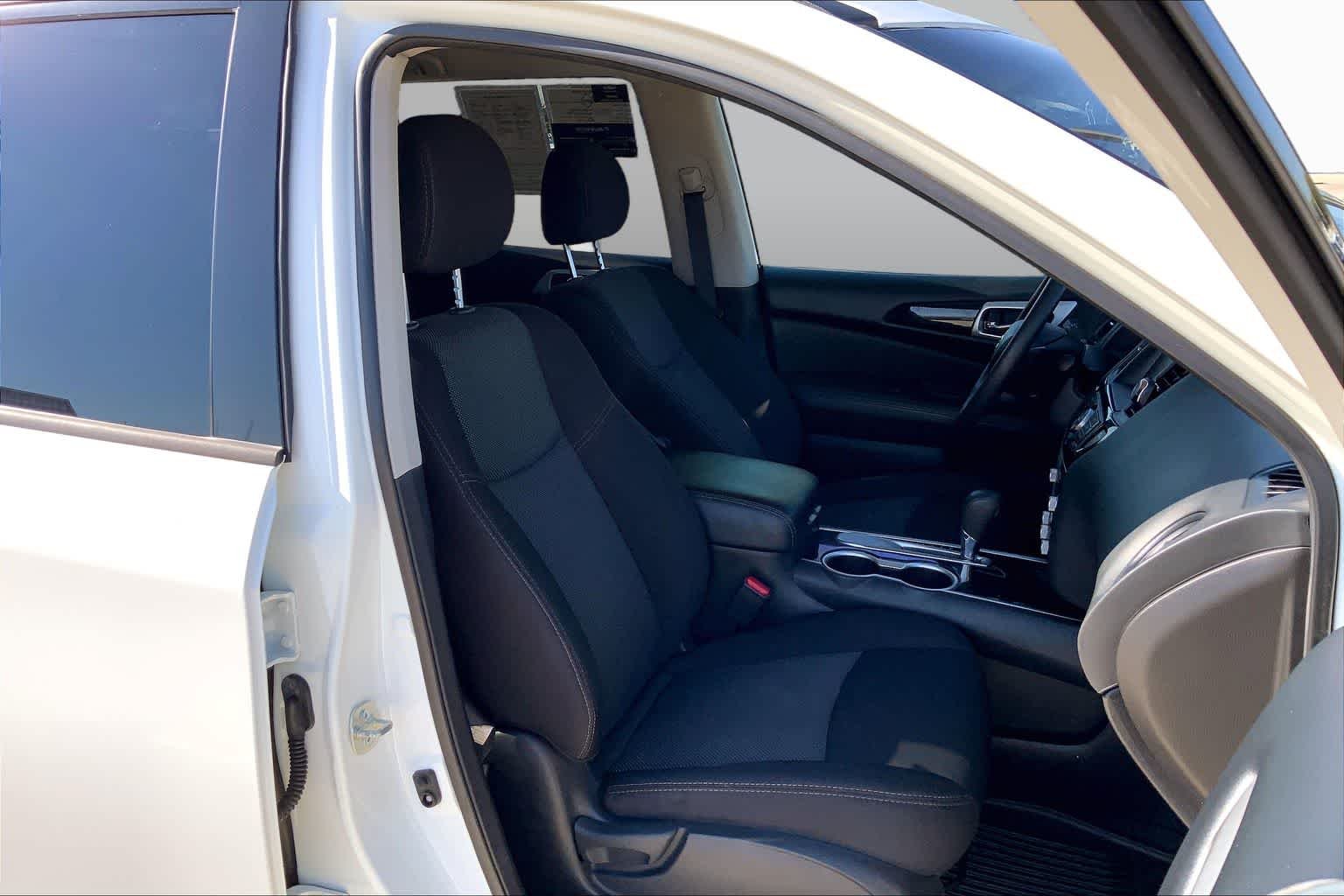 Used 2020 Glacier White Nissan S image 9