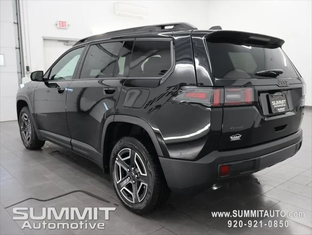 New 2026 Diamond Black Crystal Pearl-Coat Exterior Paint Jeep Limited image 6
