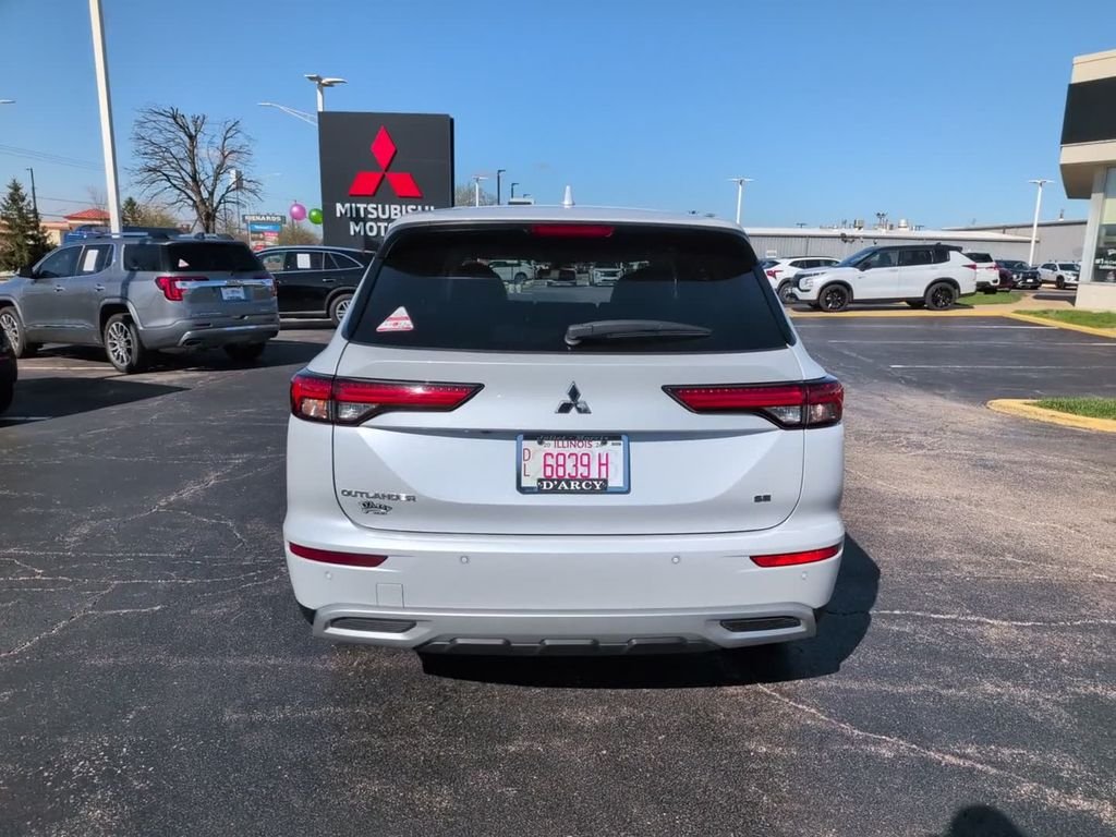 Used 2023 White Mitsubishi SE image 7