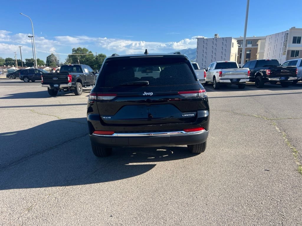 Used 2024 Diamond Black Crystal Pearlcoat Jeep Limited image 8