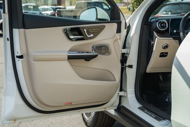 New 2026 Polar White Mercedes-Benz GLC 300 image 36