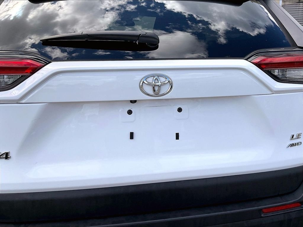 Used 2025 White Toyota LE image 28