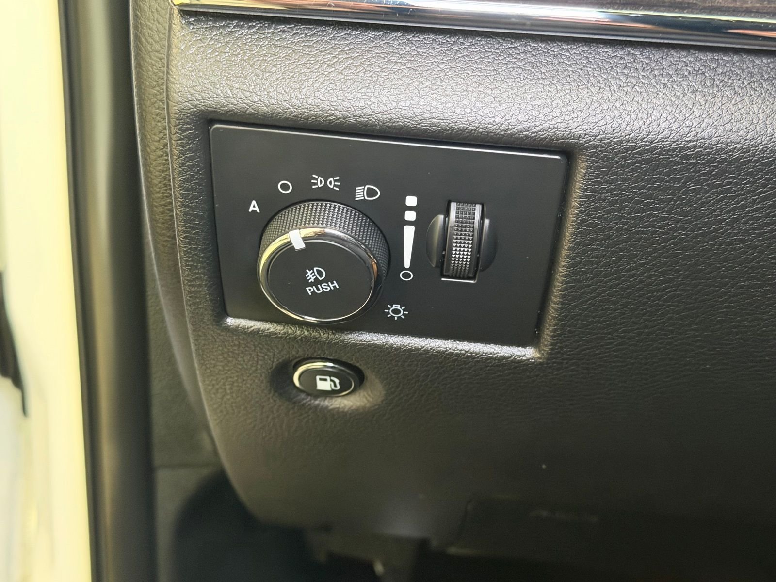 Used 2020 Off-white Jeep Overland image 24