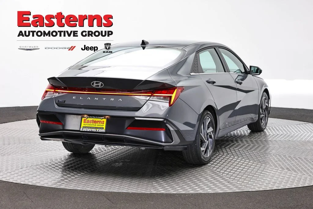 Used 2025 Gray Hyundai SEL Convenience image 5