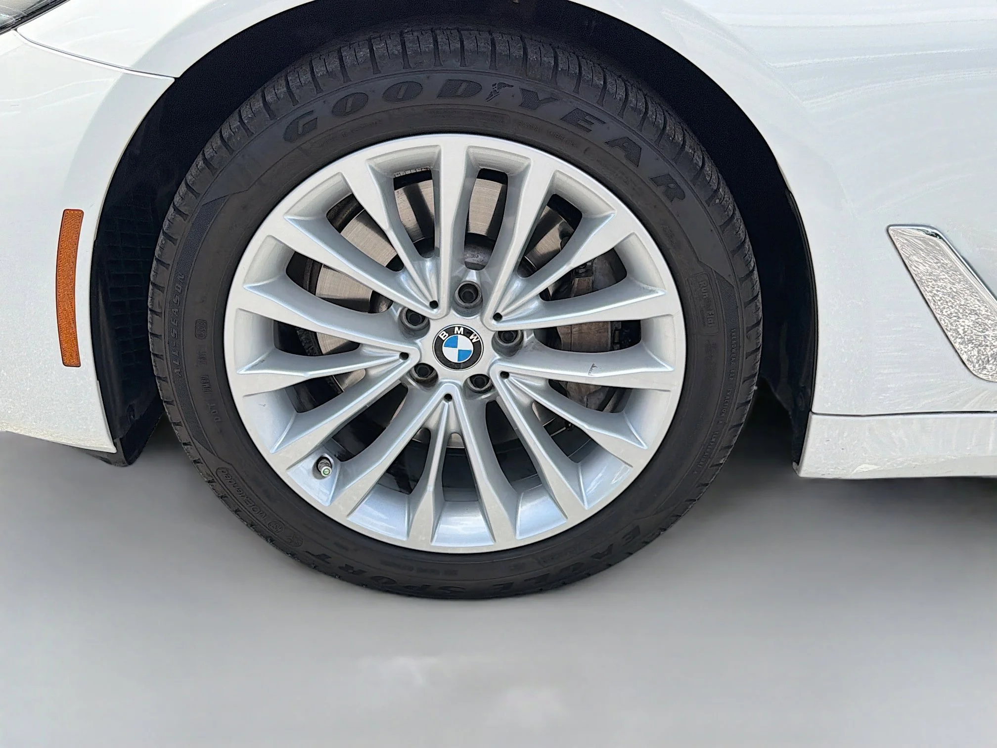 Used 2023 Alpine White BMW 530i image 41