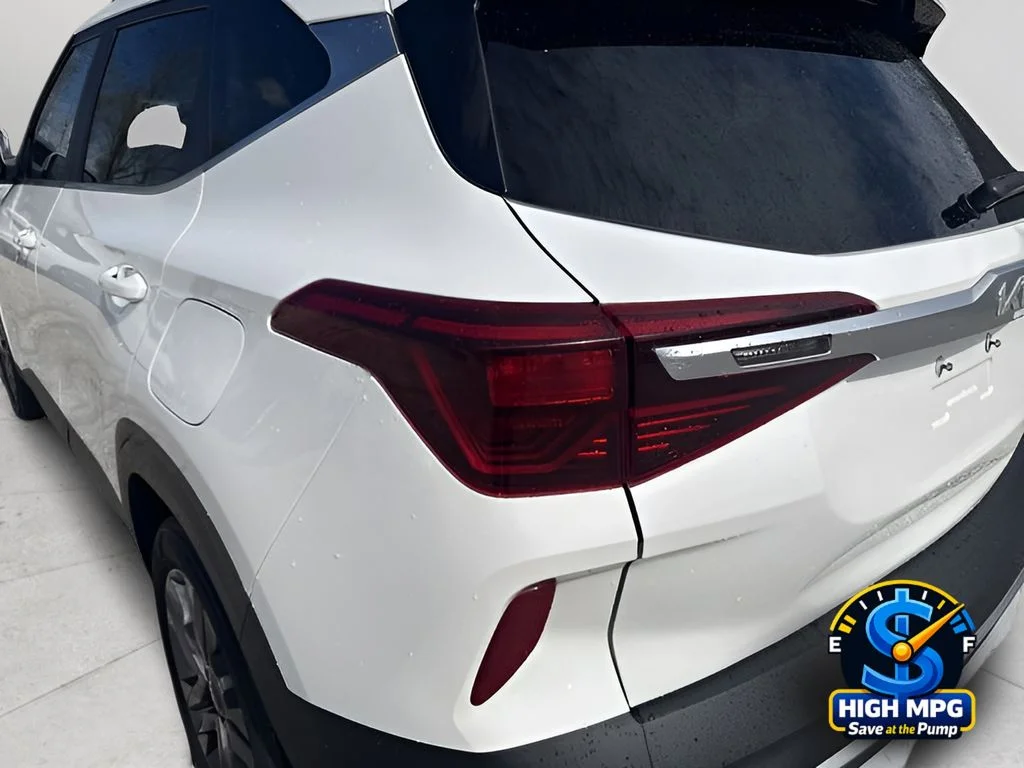 Used 2022 White Kia S image 20