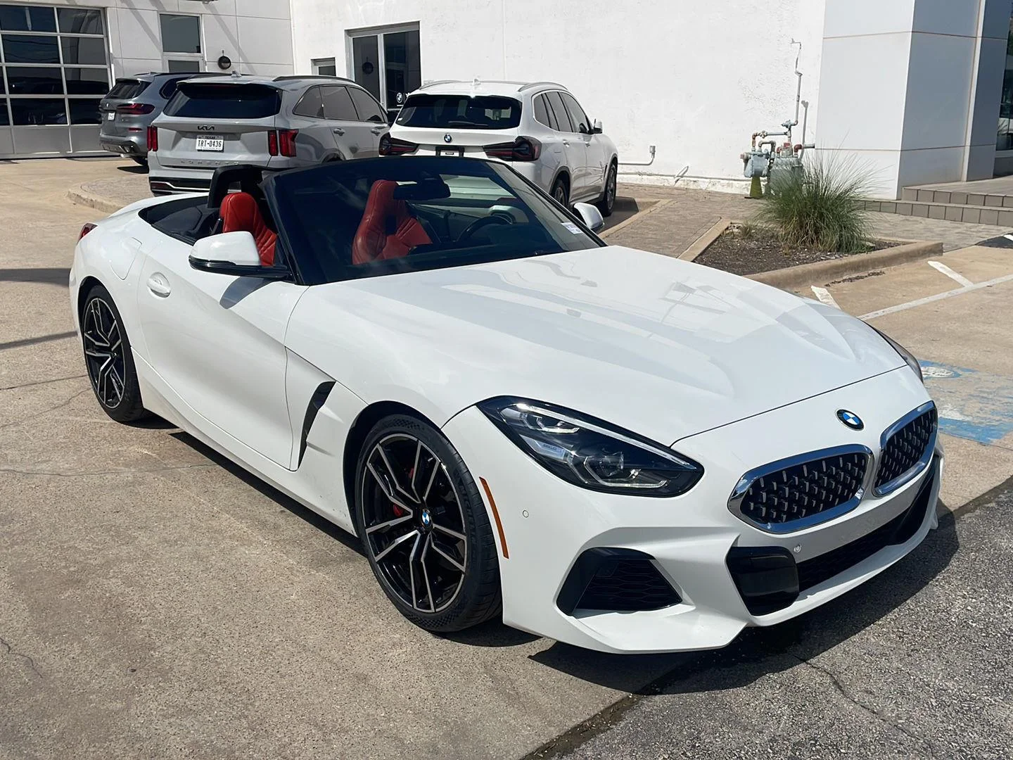 Used 2022 Alpine White BMW sDrive30i image 3