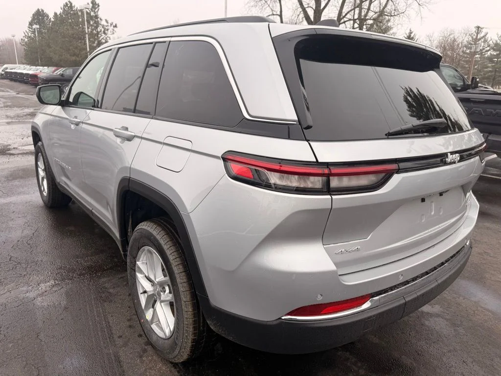 New 2026 Silver Zynith Exterior Paint Jeep Laredo X image 5