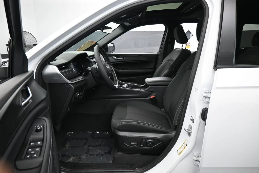 Used 2025 Bright White Clearcoat Jeep Laredo X image 11