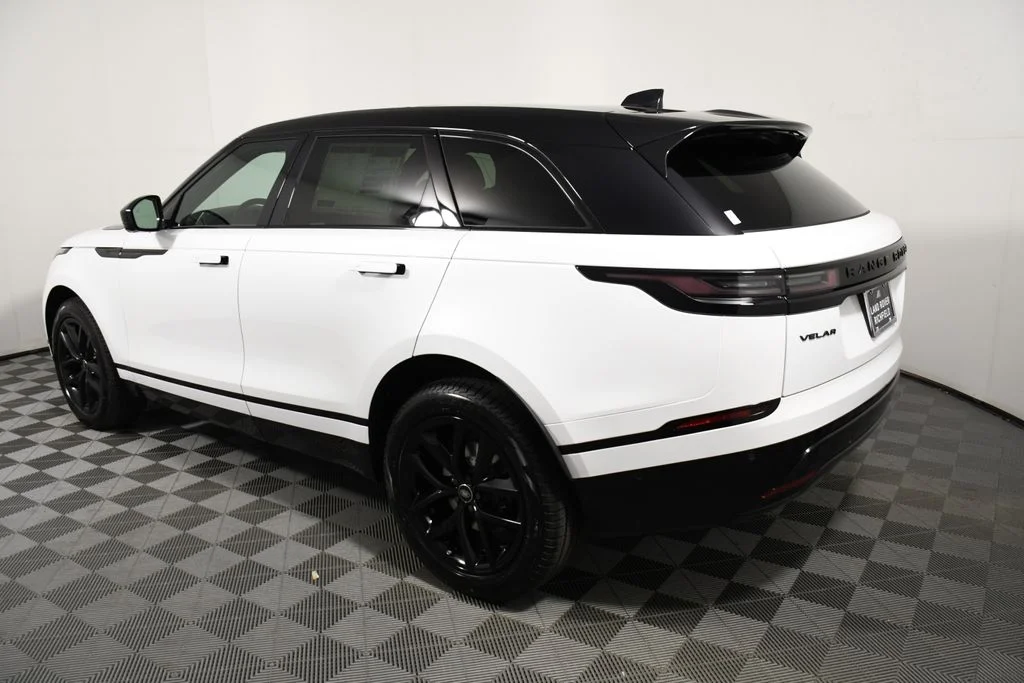 Certified Used 2026 Ostuni Pearl White Premium Metallic Land Rover Dynamic SE image 3
