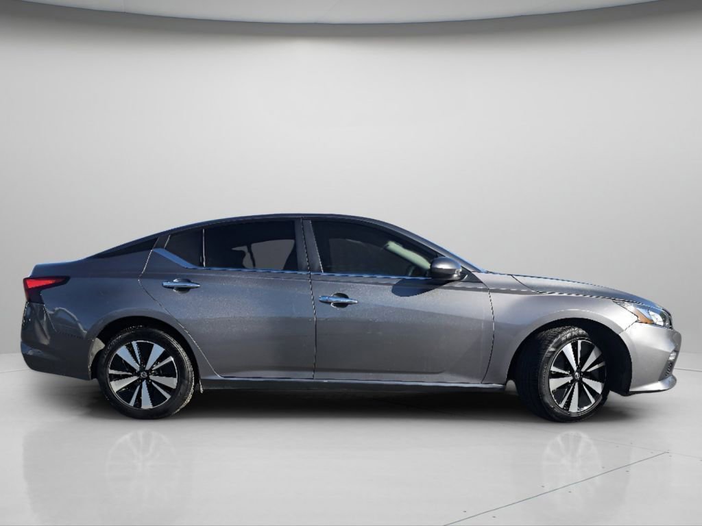 Used 2022 Gun Metallic Nissan 2.5 SV image 24