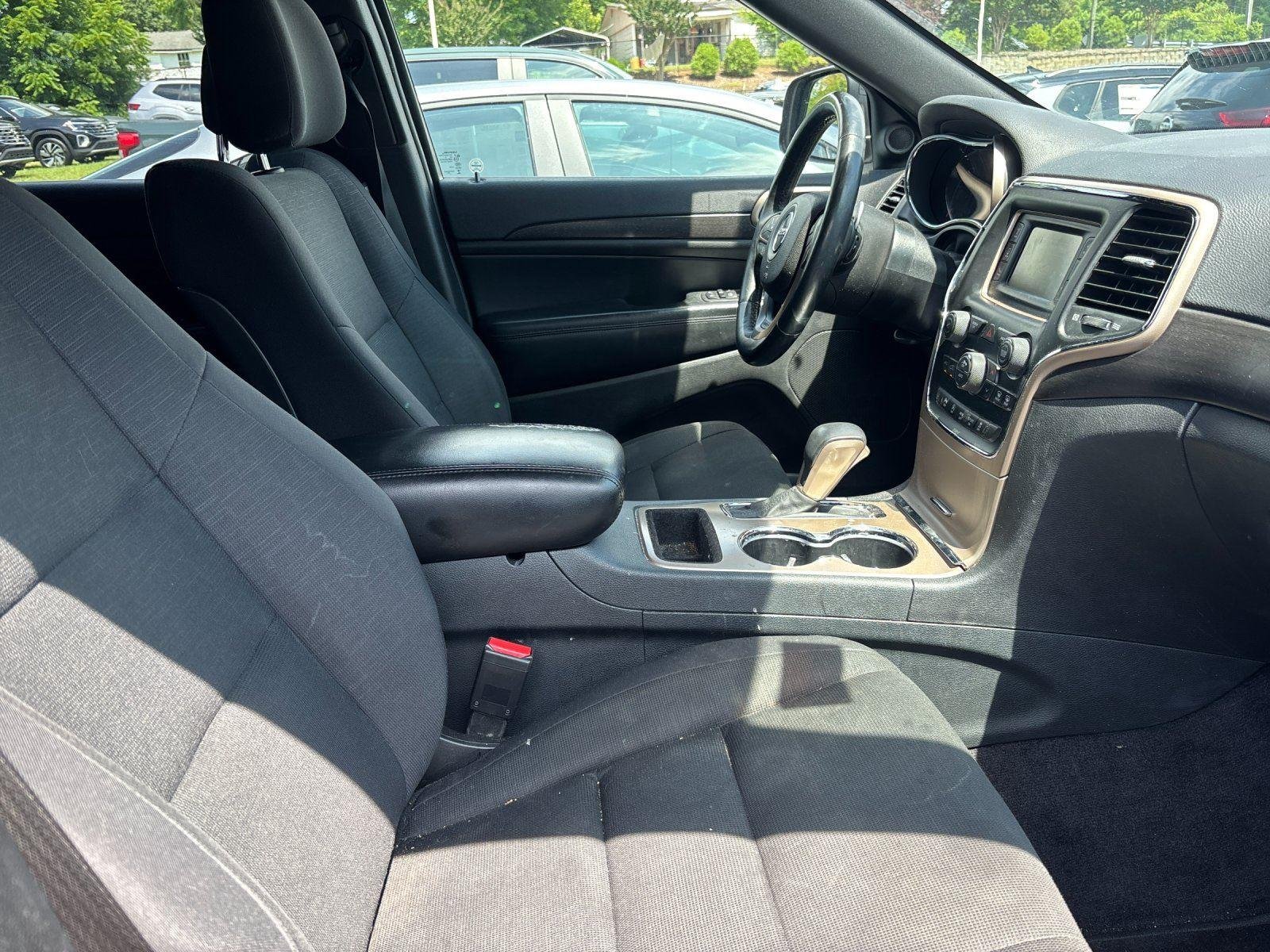 Used 2017 Granite Crystal Metallic Clearcoat Jeep Laredo image 38