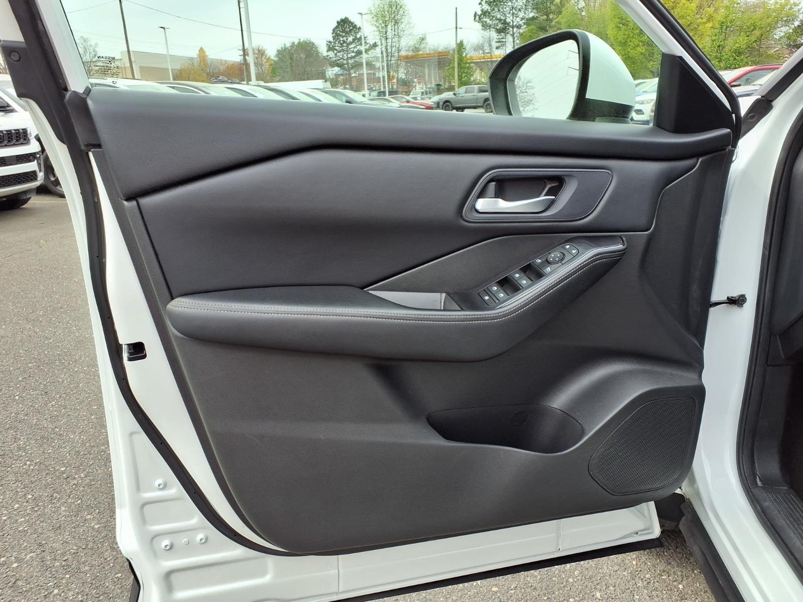 Used 2024 Everest White Pearl Nissan SV image 28
