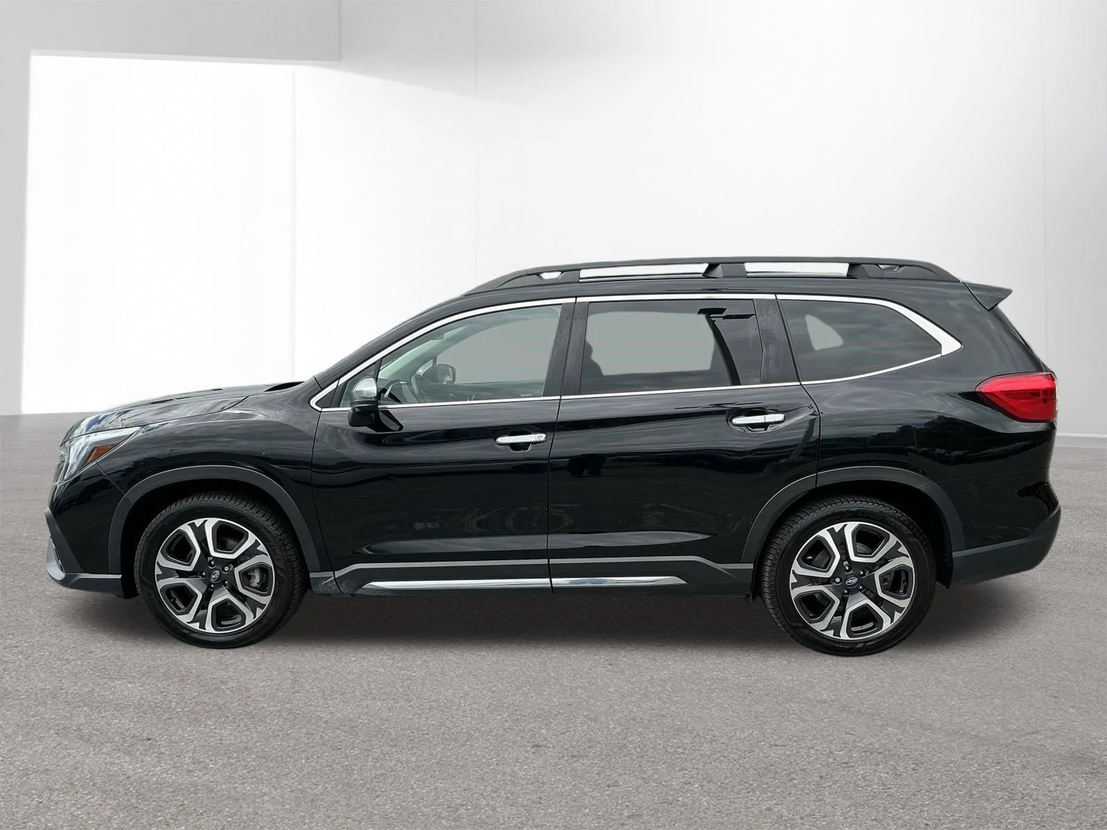 Used 2023 Crystal Black Silica Subaru Touring image 6