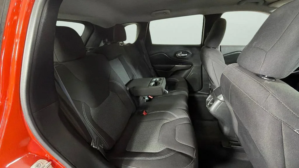 Used 2021 Orange Jeep Latitude FWD image 28