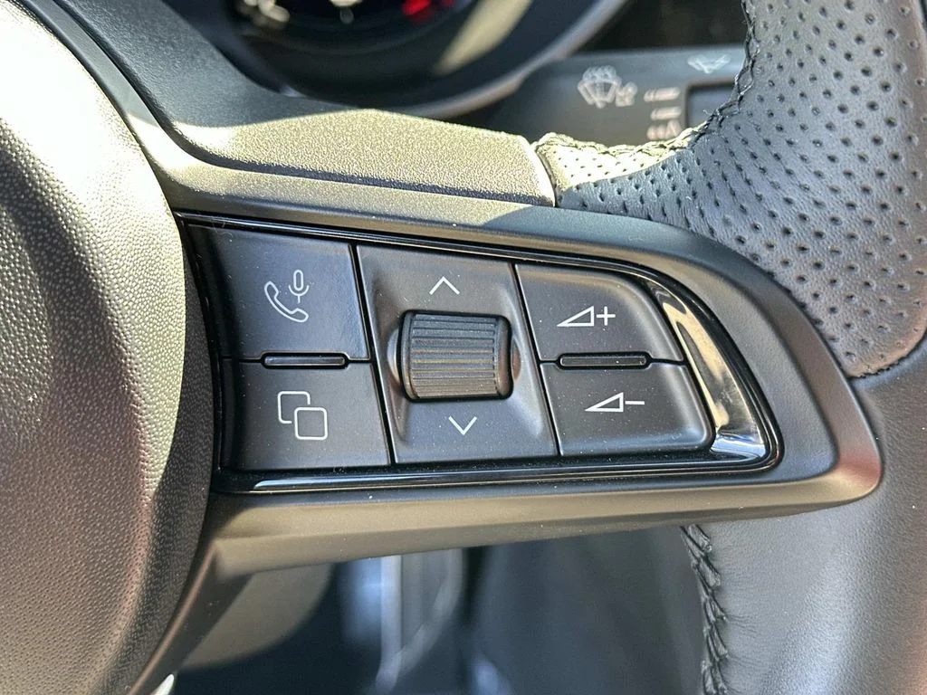 New 2026 Moonlight Gray Metallic Exterior Paint Alfa Romeo Base image 29