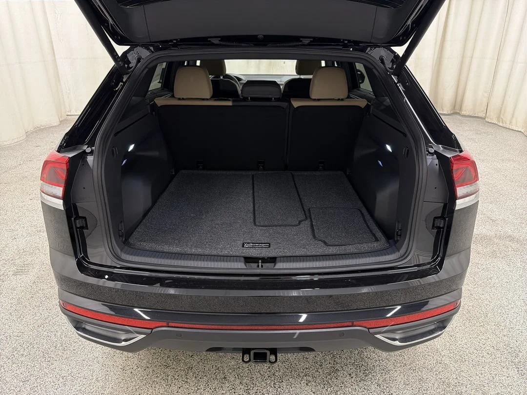 New 2026 Deep Black Pearl Volkswagen 2.0T SE w/Technology image 17