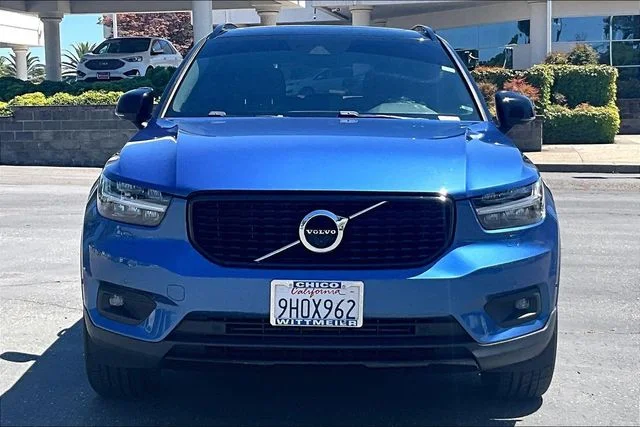 Used 2020 Blue Metallic Volvo R-Design image 3