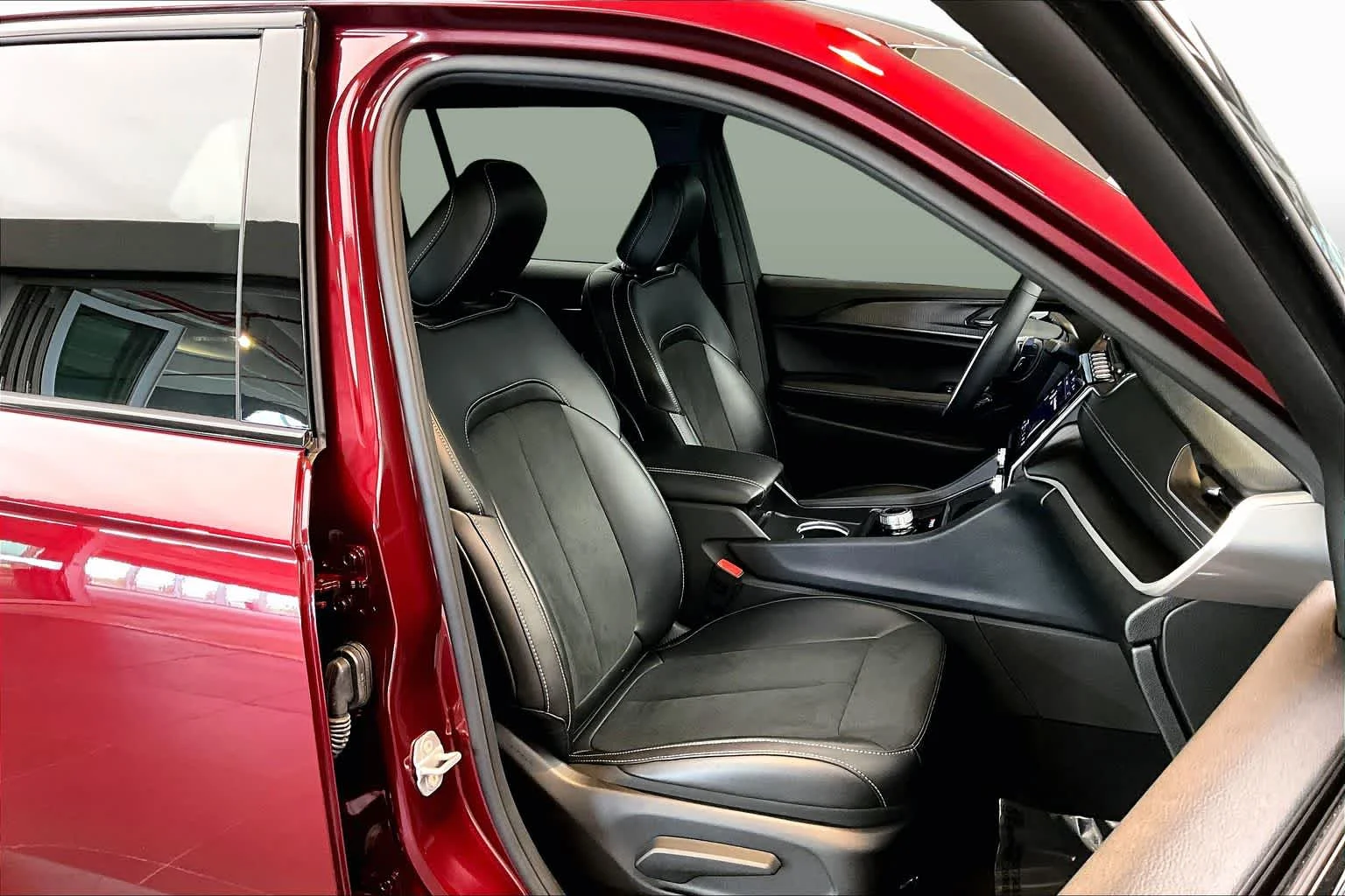 Used 2025 Velvet Red Pearlcoat Jeep Altitude image 9