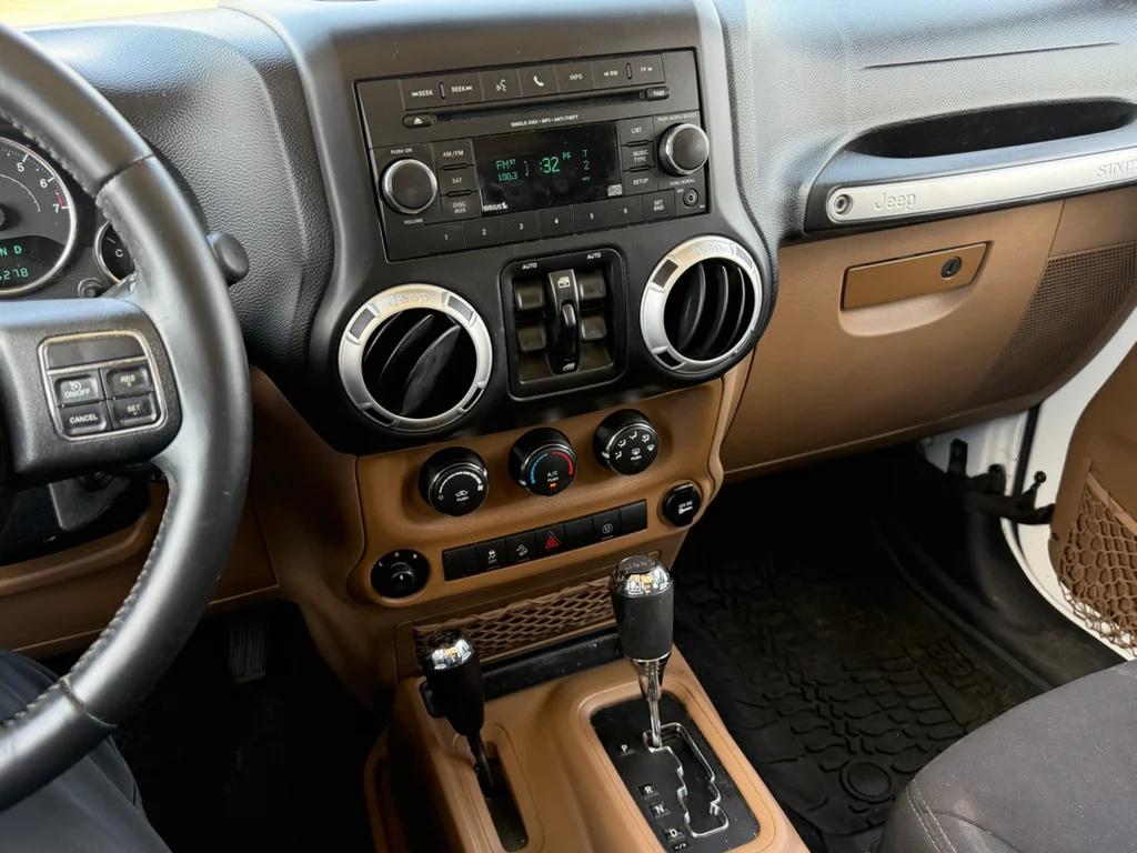 Used 2014 Bright White Clearcoat Jeep Sahara image 12