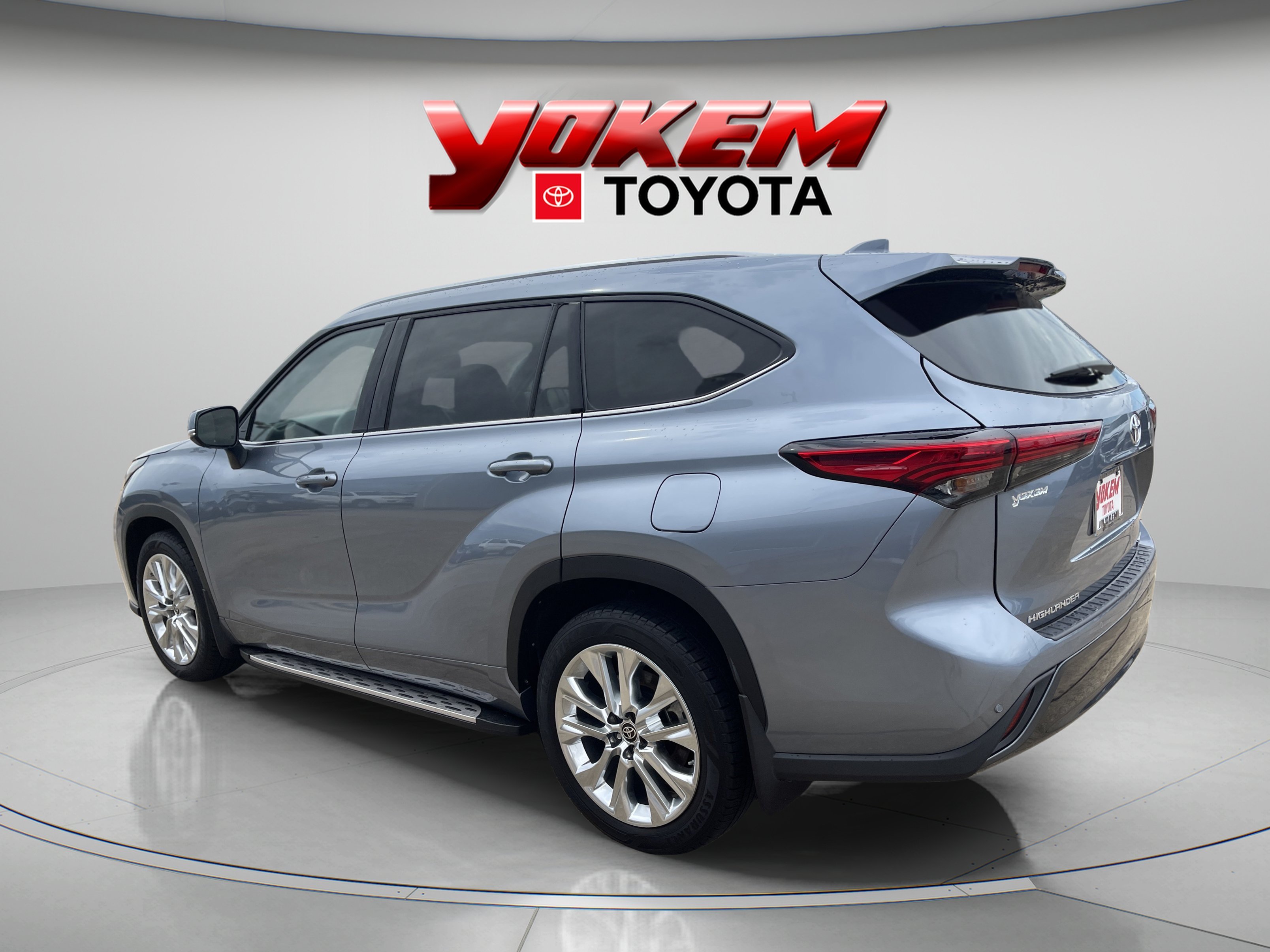 Used 2022 Moon Dust Toyota Limited image 3